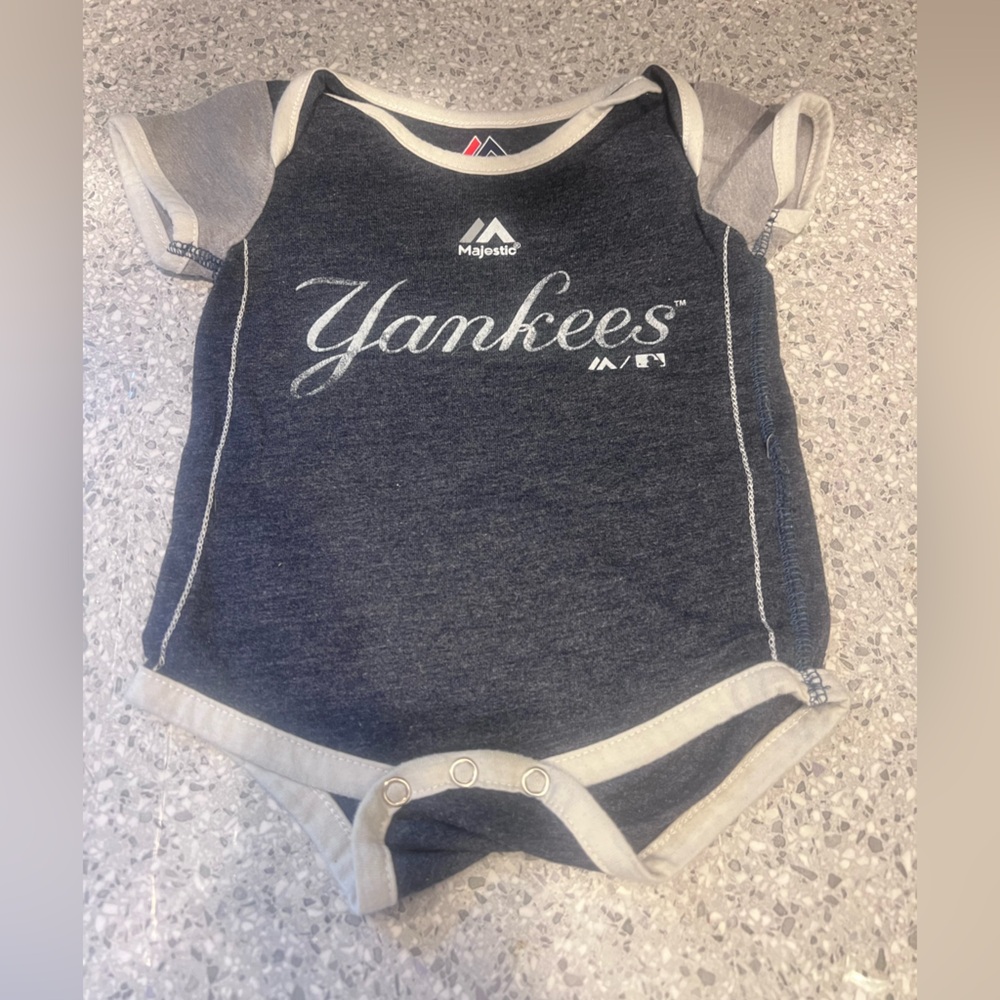 5 New York Yankees Baby Onesies & 1 Shirt w/diaper cover (6total) - Picture 4 of 8